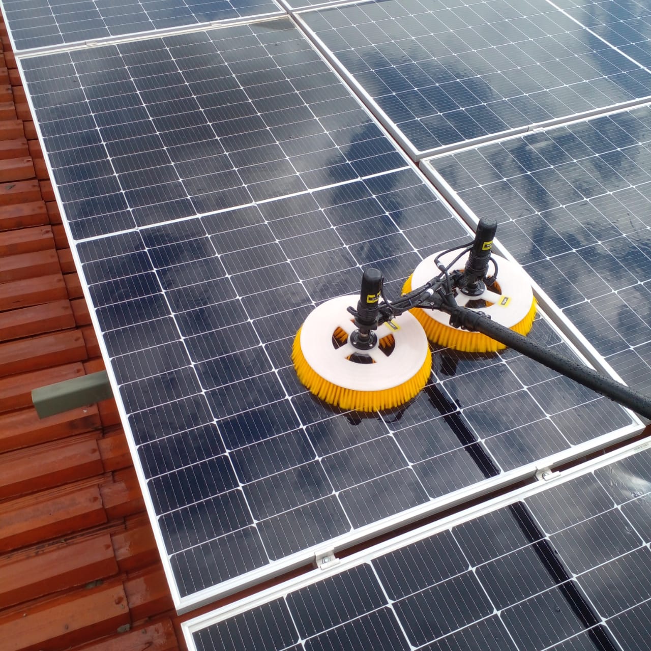 Limpeza e manutenção de painéis fotovoltaicos — F4cil Engenharia